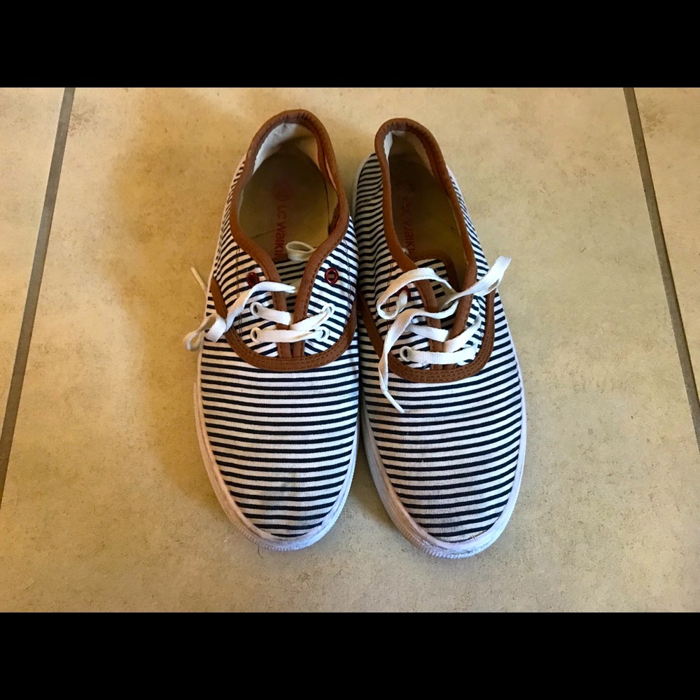 Flat sneakers